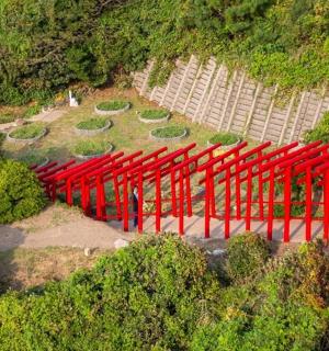 en gruppe røde stole sidder på toppen af en bakke