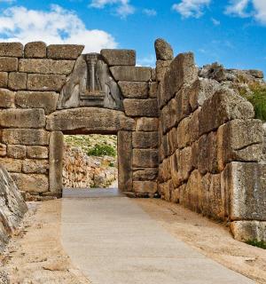石墙上有一条小路，上面有拱门