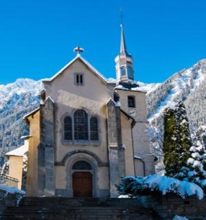 一座教堂，背景是白雪皑皑的山脉