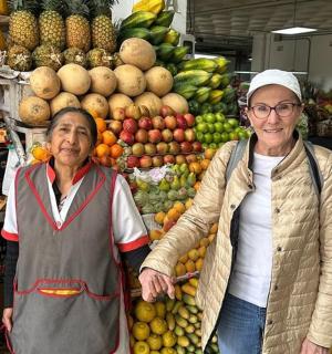 两位老年妇女站在水果摊前