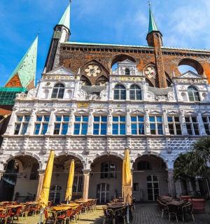 一座大楼，前面摆着桌椅