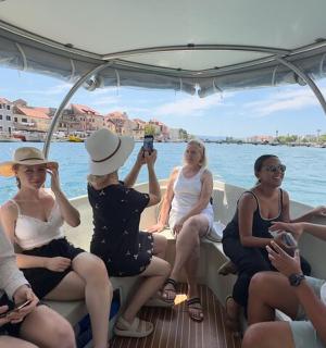 un grupo de personas sentadas en un barco