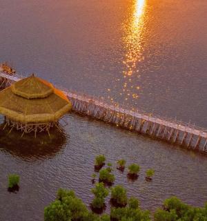 una vista aerea di un molo in acqua con una barca