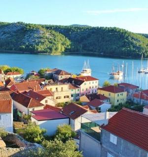 水中停泊着船只的小镇景色