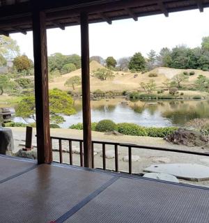 从有窗户的房间看到的湖景