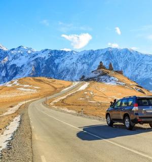 一辆 SUV 在山路上行驶