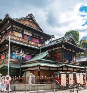 一座大楼，前面站着一些人