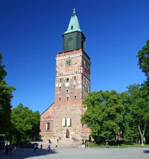 一座有钟楼的高楼