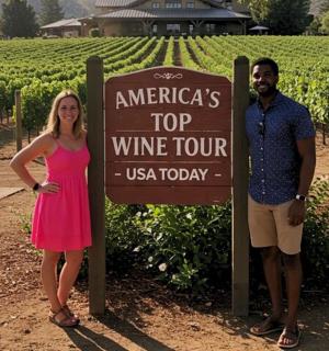 一名男子和一名女子站在标志牌前