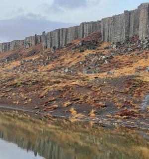 水体旁边山上的栅栏