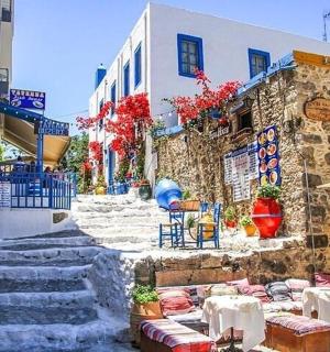 ein Steingebäude mit Treppen und Tischen und Stühlen