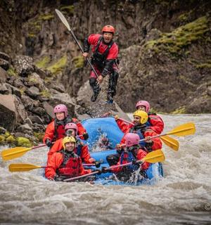 一群人坐在河里的木筏上