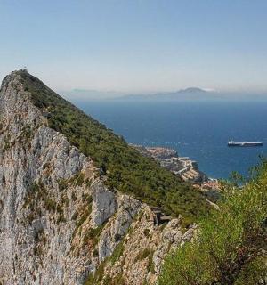 一座可以看到大海和船的山