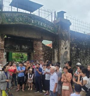 一大群人站在建筑物外面