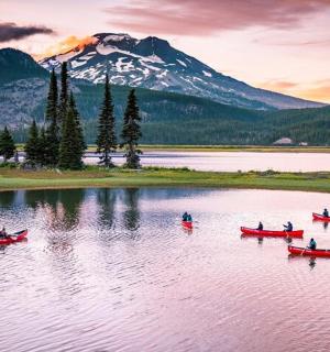 一群人乘船游览一座山湖