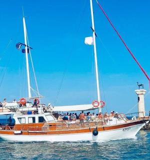 grupa ludzi na łodzi na wodzie