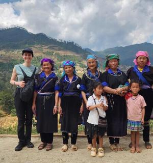 一群妇女和儿童在山上摆姿势拍照