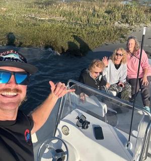 skupina lidí na lodi ve vodě