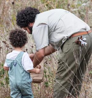 muž a malá holčička stojící na poli
