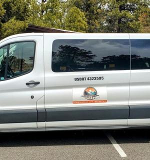 一辆白色货车停在停车场