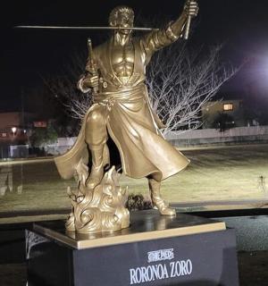 mızrak tutan bir adamın bronz heykeli