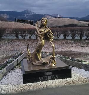 田野里的女人的金色雕像