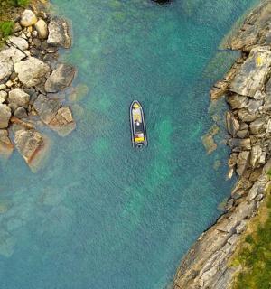 eine Luftaufnahme eines Bootes im Wasser