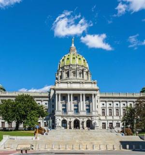 budova se zlatou kupolí na vrcholu