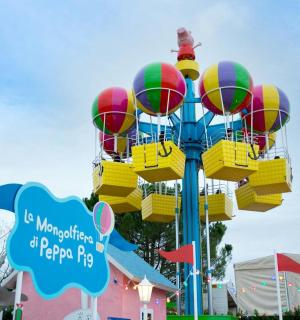 公园里杆子上的一群彩色鸡蛋