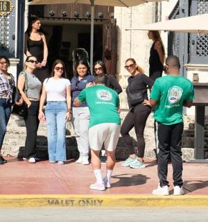 一群人站在建筑物外面