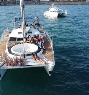 eine Gruppe von Menschen auf einem Boot im Wasser