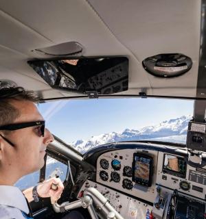 muž v kokpitu letadla