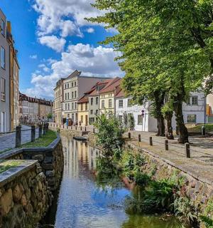 位于建筑物林立的城市中心的一条运河