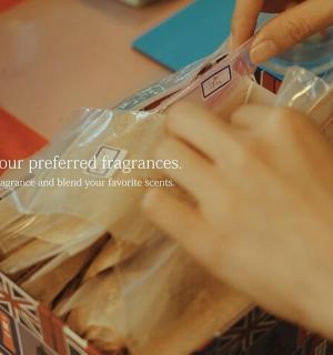 一个人正把手伸进食物盒里