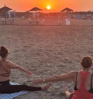 两个女人坐在海滩上看日落