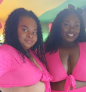 两位身穿粉色连衣裙的女士并排站着