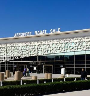 一座大楼，上面有一块招牌