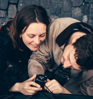 一名男子和一名女子正在看手机