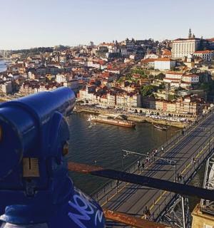 河流和桥梁的景色