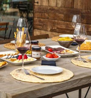 一张木桌,上面摆放着食物盘子和酒杯