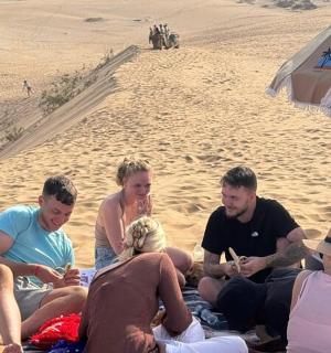 一群人坐在沙滩上