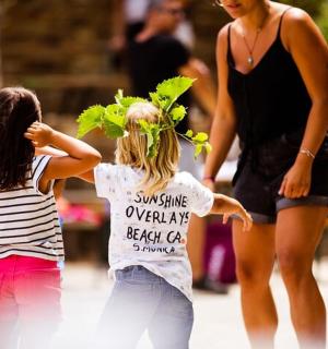 dvě mladé dívky jdoucí po ulici se ženou