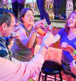 skupina lidí sedících kolem baru