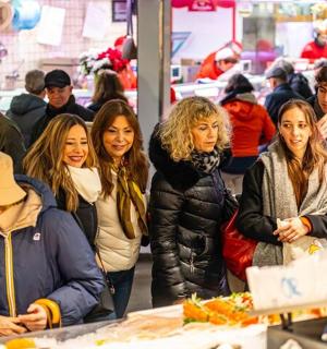 skupina lidí stojících v obchodě