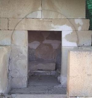 带有绿墙的建筑中的石砌壁炉