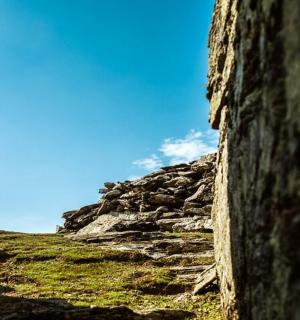 蓝天下的山上的石墙
