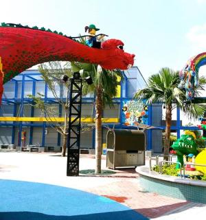 建筑物前的巨大红龙雕像