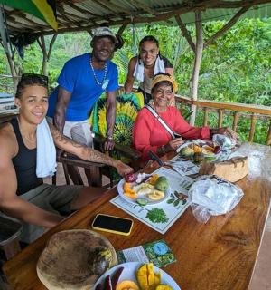 一群人围坐在桌旁吃饭