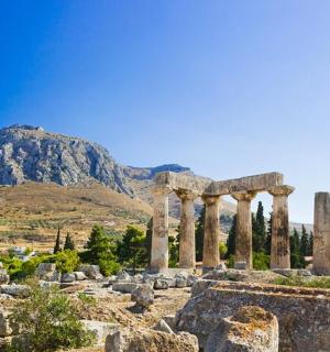 一座以山为背景的古庙