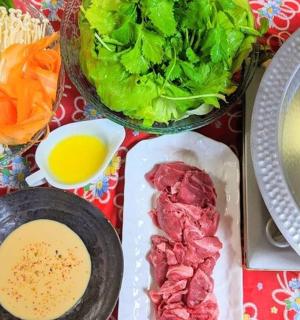 桌子上摆满了蔬菜和其他食材